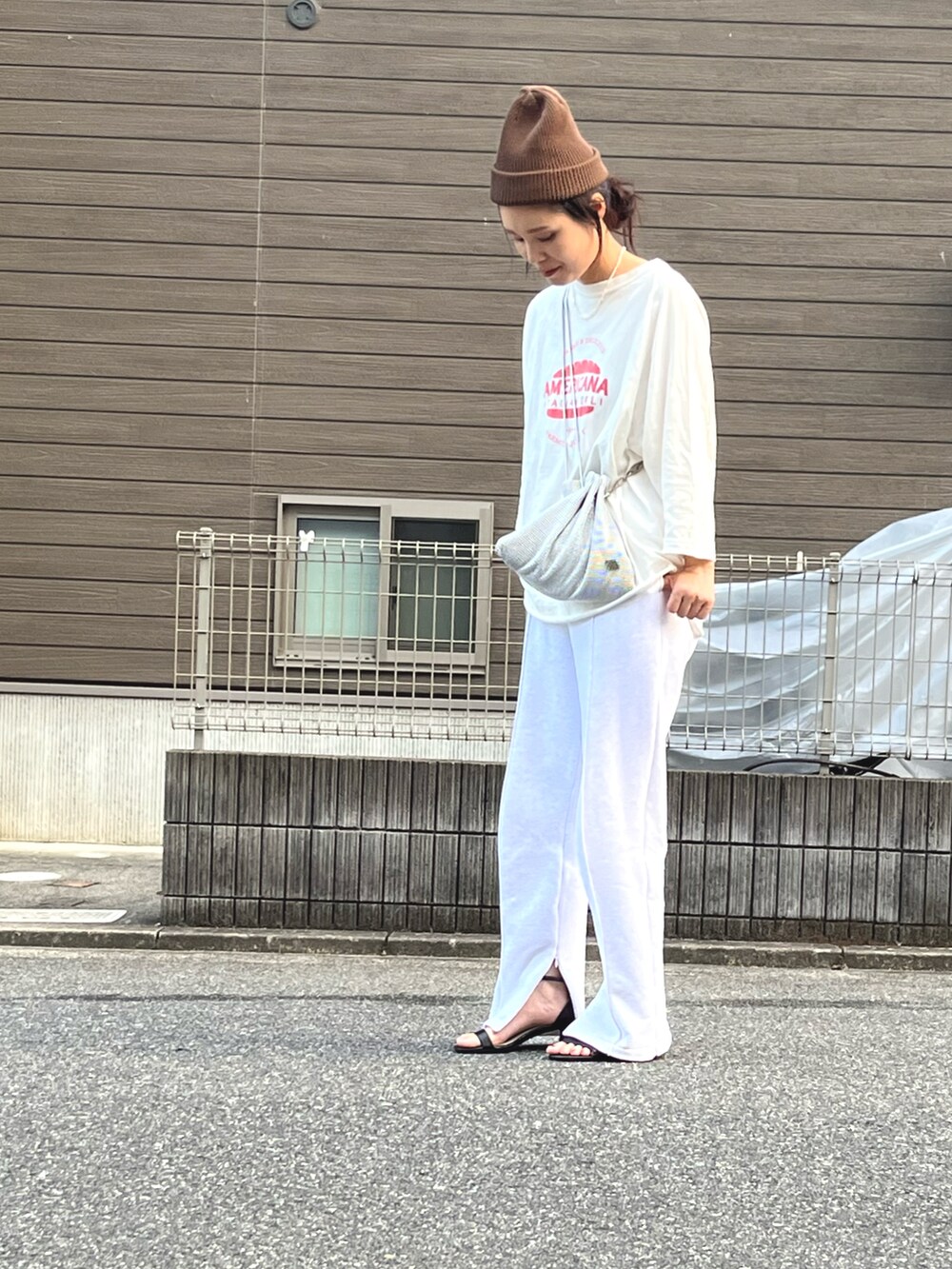 ホワイト系のスウェットパンツ、ホワイト系のTシャツ/カットソー、シルバー系のショルダーバッグを着用したレディースの秋コーディネートの2枚目の写真
