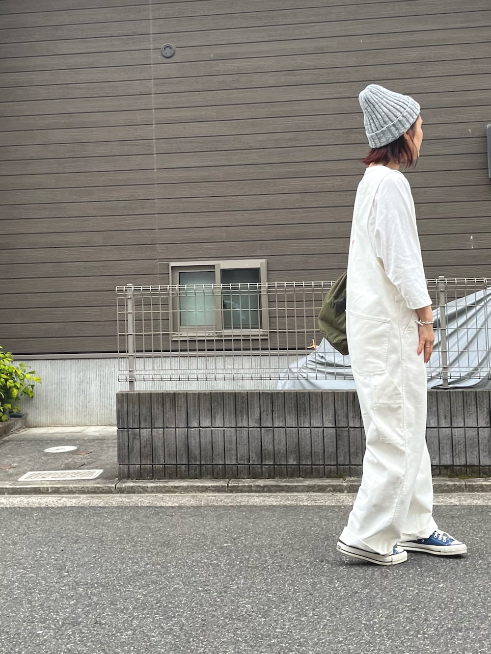 ホワイト系のTシャツ/カットソー、ホワイト系のサロペット/オーバーオール、グリーン系のバッグを着用したレディースの春コーディネートの3枚目の写真