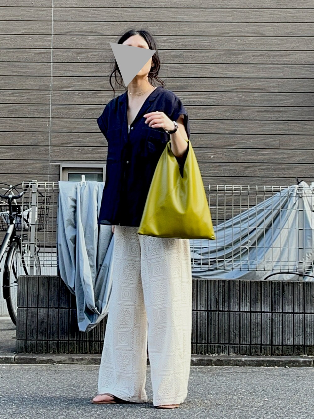 その他のハンドバッグ、ブルー系のシャツ/ブラウス、ブラウン系のバレッタ/ヘアクリップを着用したレディースの夏コーディネートの2枚目の写真