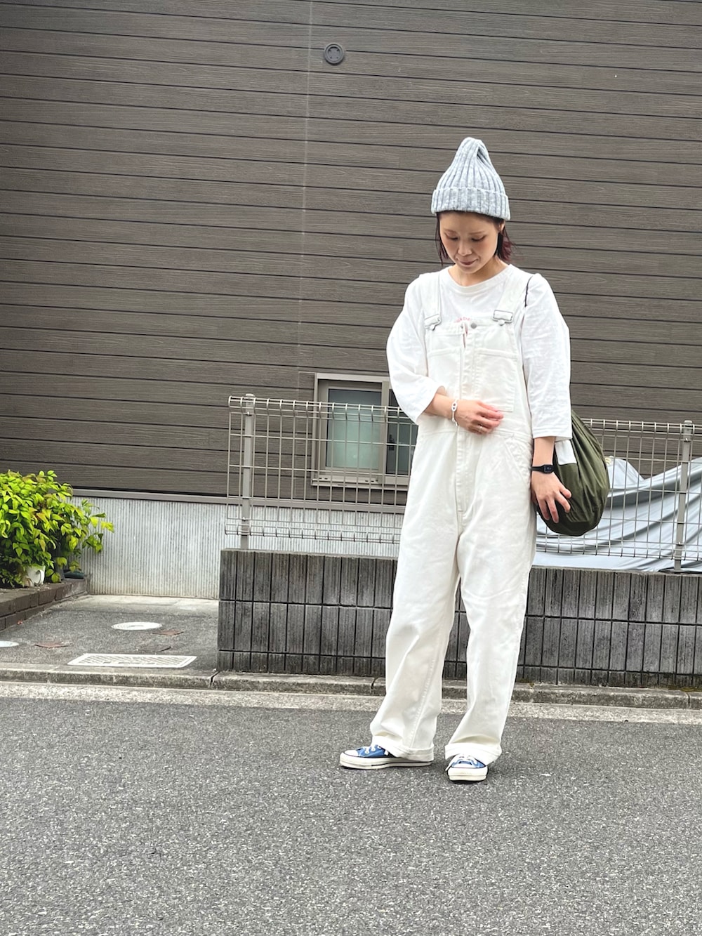 ホワイト系のTシャツ/カットソー、ホワイト系のサロペット/オーバーオール、グリーン系のバッグを着用したレディースの春コーディネートの2枚目の写真