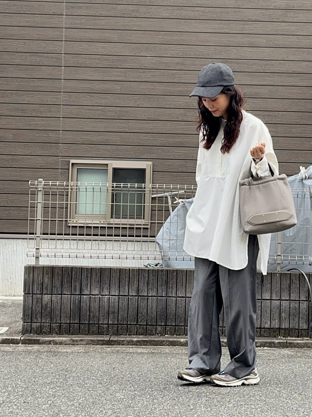 ホワイト系のシャツ/ブラウス、グレー系のスラックス、グレー系のスニーカーを着用したレディースの秋コーディネートの2枚目の写真