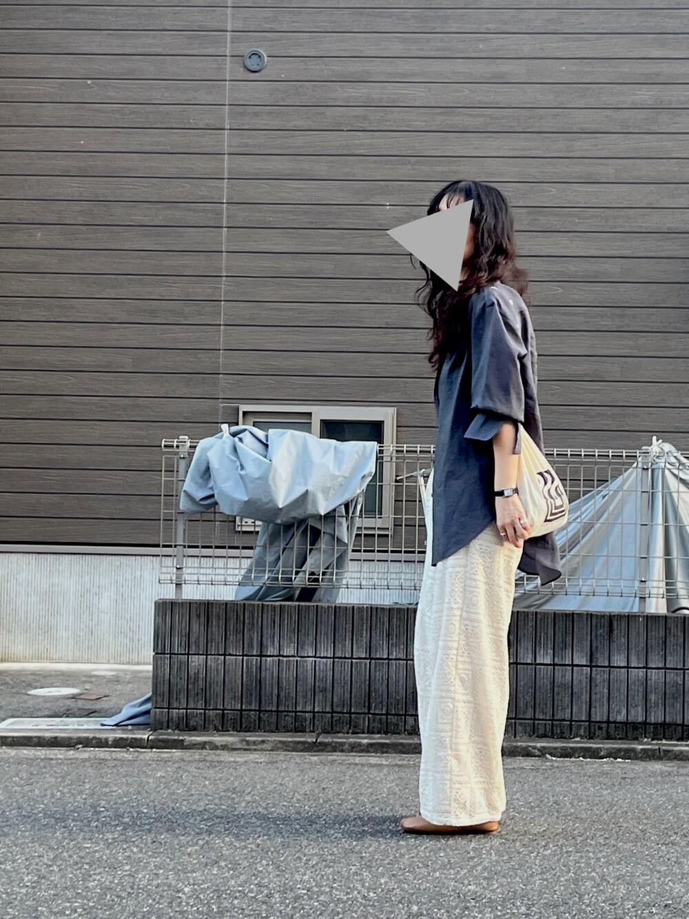 ブラック系のシャツ/ブラウス、ホワイト系のパンツ、ベージュ系のバレエシューズを着用したレディースの秋コーディネートの2枚目の写真