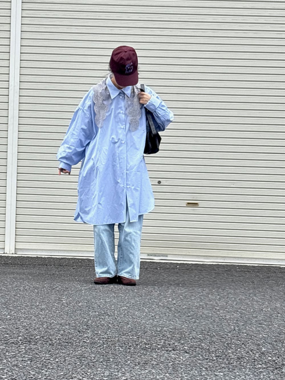 ブルー系のデニムパンツ、ブルー系のシャツ/ブラウス、ブラウン系のローファーを着用したレディースの秋コーディネートの3枚目の写真