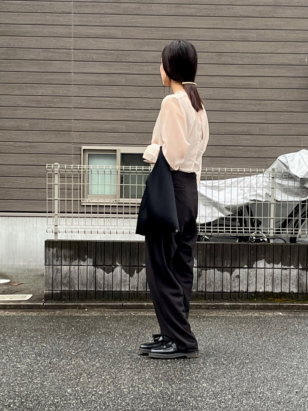 ホワイト系のシャツ/ブラウス、ブラック系のショルダーバッグ、ブラック系のスラックスを着用したレディースの夏コーディネートの2枚目の写真