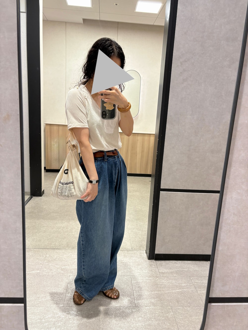 ブルー系のTシャツ/カットソー、ブルー系のデニムパンツ、ブラウン系のベルトを着用したレディースの秋コーディネートの2枚目の写真