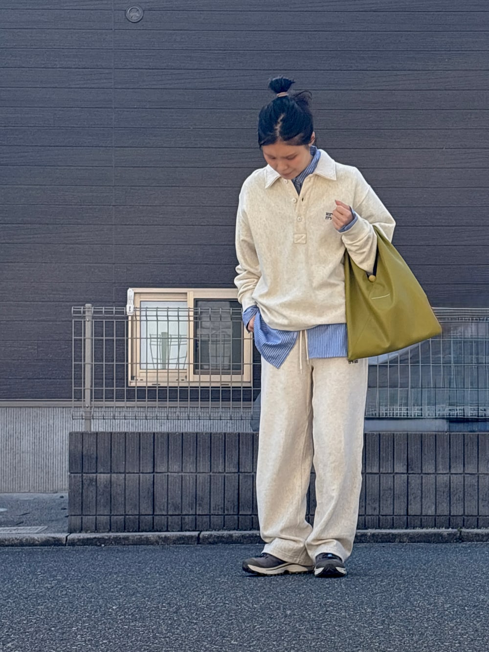 ホワイト系のスウェット、その他のシャツ/ブラウス、ホワイト系のその他パンツを着用したレディースの春コーディネートの2枚目の写真