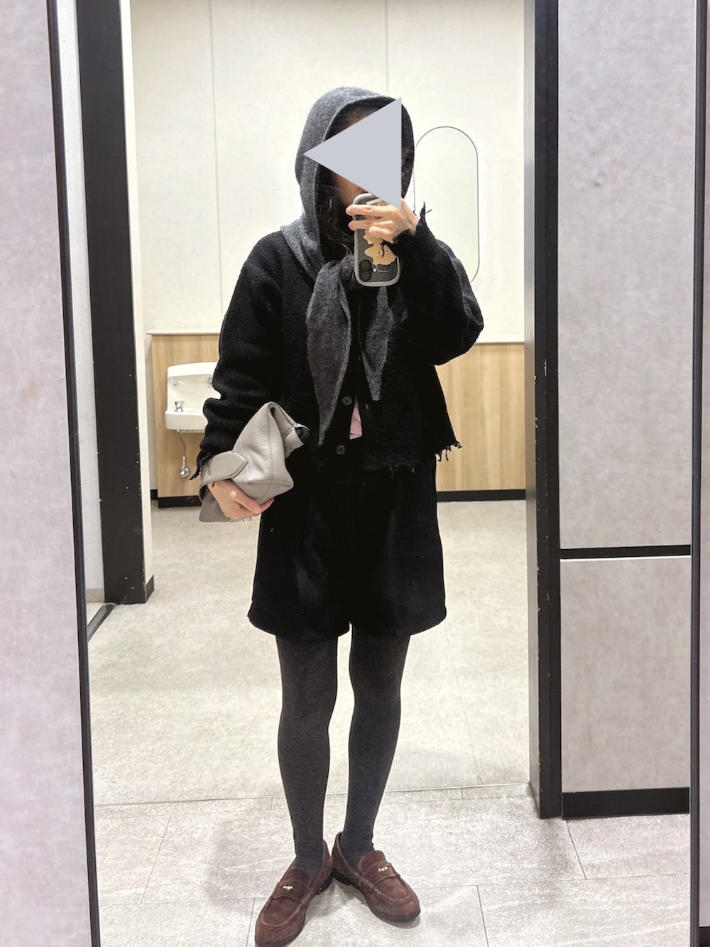 ブラック系のその他パンツ、ブラウン系のローファー、ベージュ系のショルダーバッグを着用したレディースの冬コーディネートの3枚目の写真