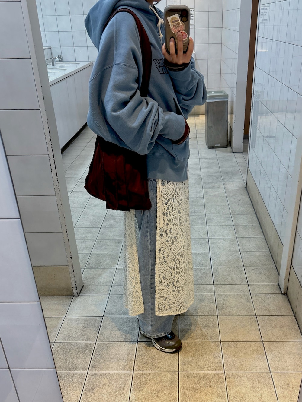 ブルー系のデニムパンツ、その他のパーカー、ホワイト系のバンダナ/スカーフを着用したレディースの冬コーディネートの2枚目の写真