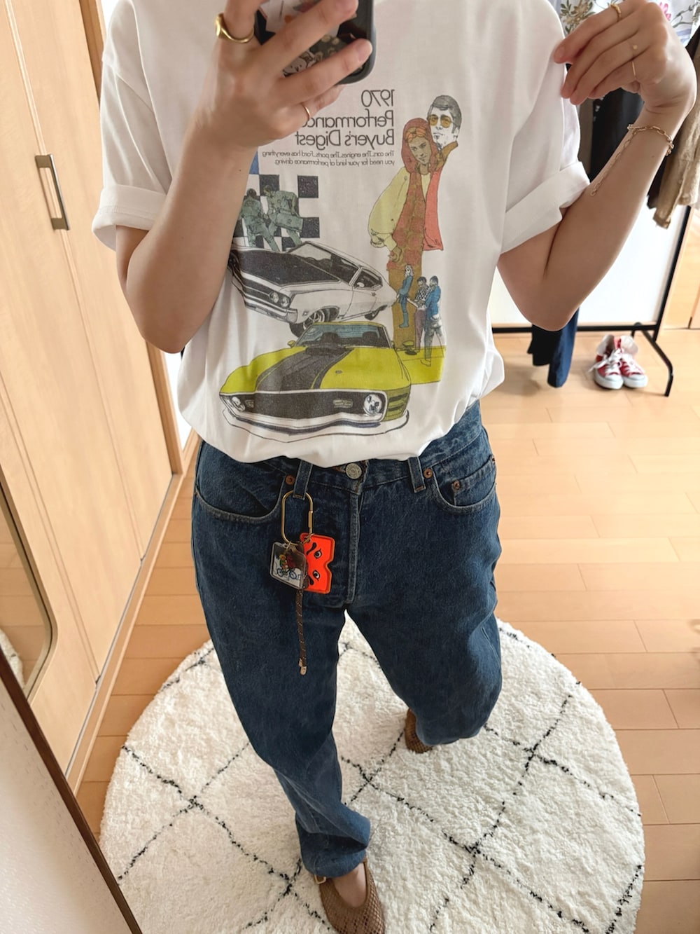ホワイト系のTシャツ/カットソー、ゴールド系のネックレス、ゴールド系のチャームを着用したレディースの夏コーディネートの2枚目の写真