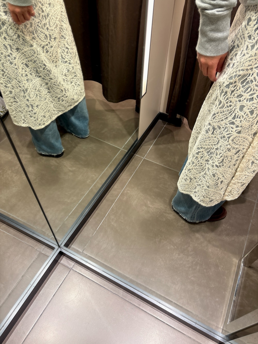 ブルー系のデニムパンツ、グレー系のTシャツ/カットソー、ホワイト系のバンダナ/スカーフを着用したレディースの春コーディネートの2枚目の写真