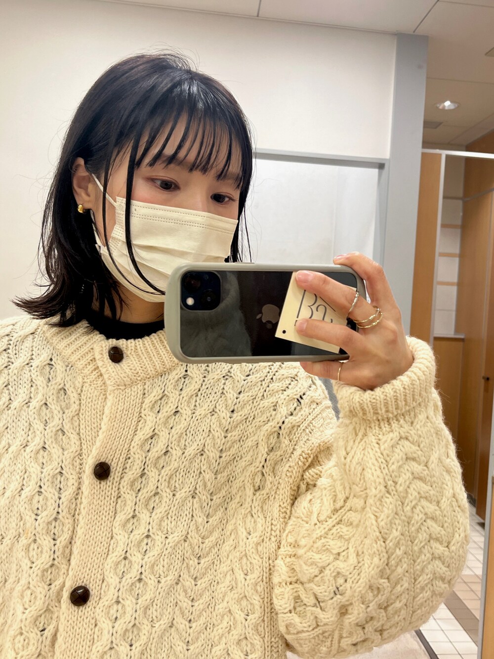 ベージュ系のモッズコート、グリーン系のその他パンツ、ブラック系のローファーを着用したレディースの冬コーディネートの2枚目の写真