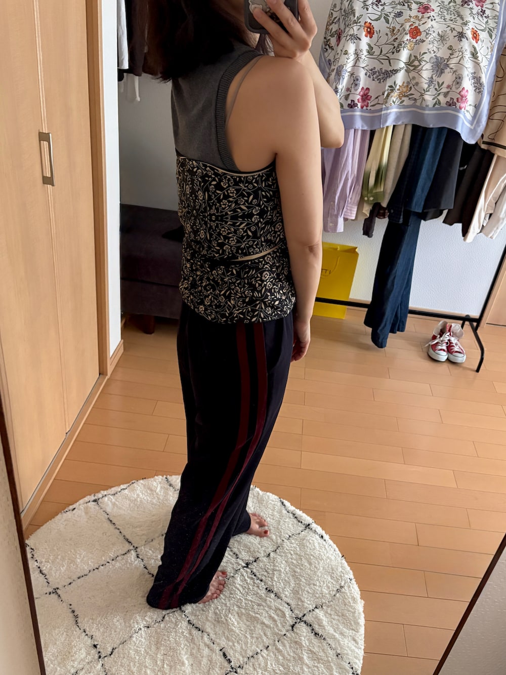 ブラウン系のその他パンツ、ブラック系のバンダナ/スカーフを着用したレディースの秋コーディネートの2枚目の写真