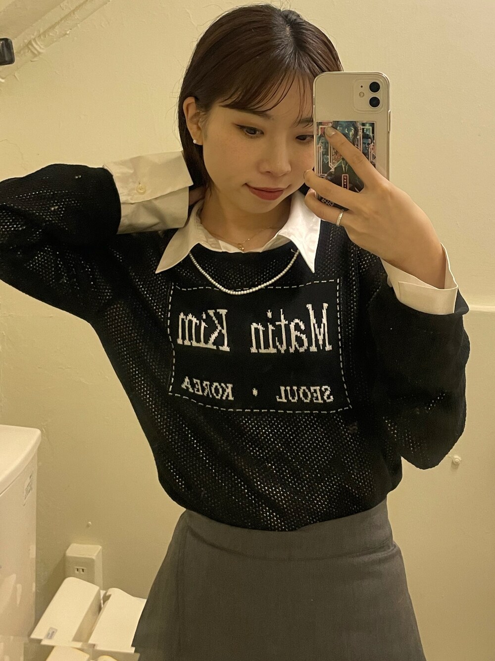 ホワイト系のテーラードジャケット、グレー系のスカート、ホワイト系のシャツ/ブラウスを着用したレディースの冬コーディネートの2枚目の写真