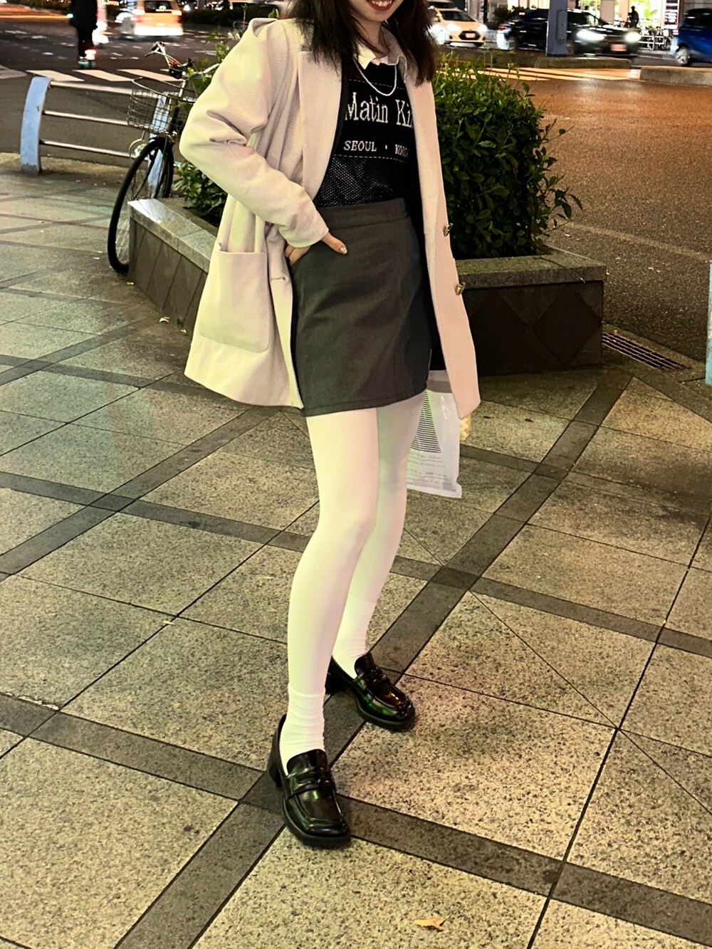 ホワイト系のテーラードジャケット、グレー系のスカート、ホワイト系のシャツ/ブラウスを着用したレディースの冬コーディネートの3枚目の写真