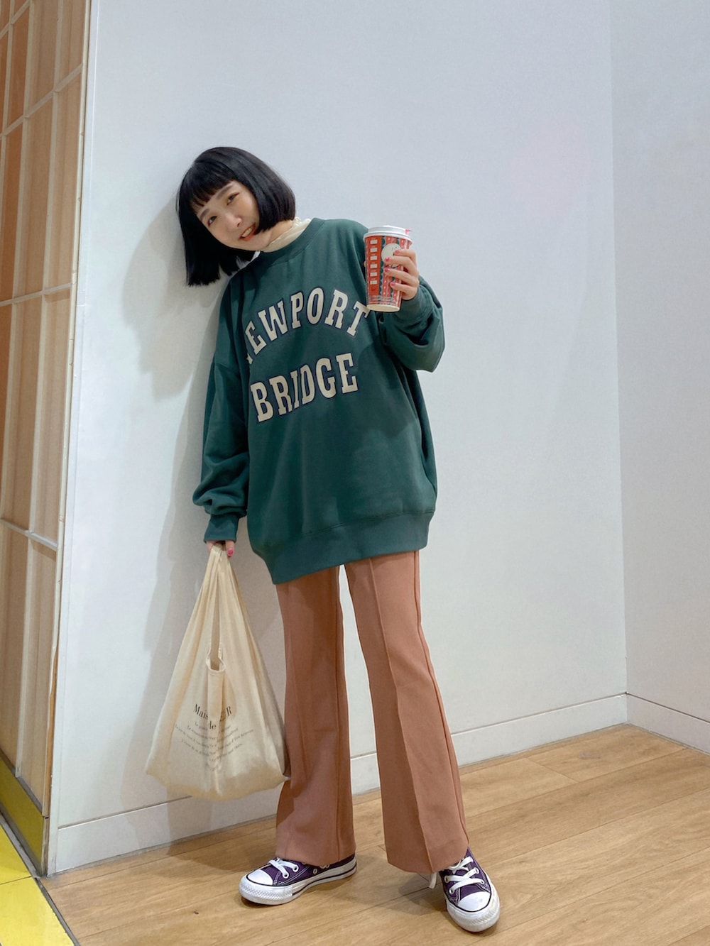 グリーン系のスウェット、ピンク系のその他パンツ、ホワイト系のトートバッグを着用したレディースの春コーディネートの3枚目の写真