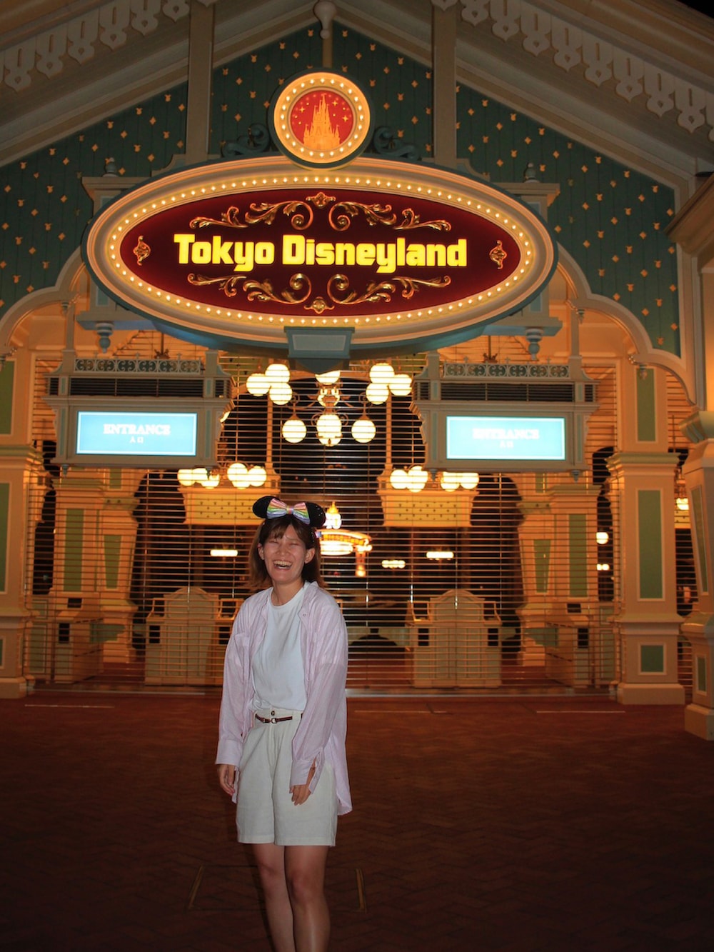 「ディズニーコーデ、ディズニー、ショートパンツ、ディズニーランド、レイカズン(Ray Cassin)、ミニー、ボーイッシュ、シアーシャツ、夏、夏コーデ」｜「frames RAY CASSINのシアーストライプバンドカラーシャツ（シャツ/ブラウス、ピンク系）」を使った、ぱっちさん（レディース・165cm）の夏コーディネートの2枚目の写真