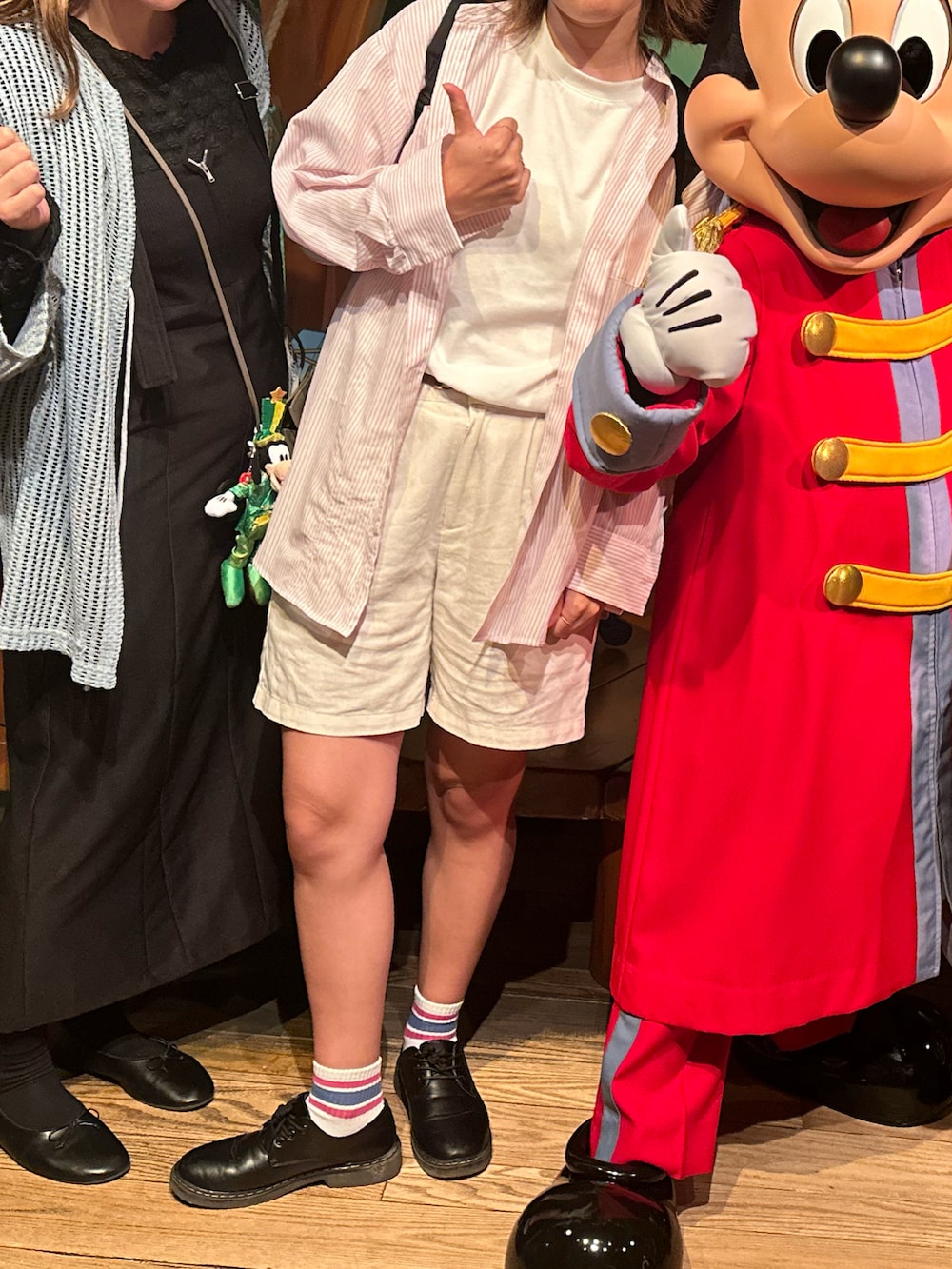 「ディズニーコーデ、ディズニー、ショートパンツ、ディズニーランド、レイカズン(Ray Cassin)、ミニー、ボーイッシュ、シアーシャツ、夏、夏コーデ」｜「frames RAY CASSINのシアーストライプバンドカラーシャツ（シャツ/ブラウス、ピンク系）」を使った、ぱっちさん（レディース・165cm）の夏コーディネートの5枚目の写真