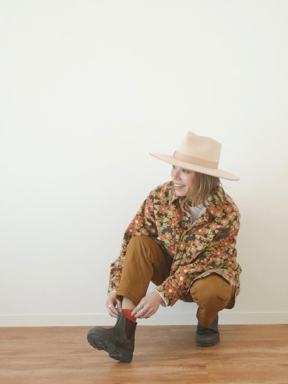 「秋冬コーデ、ワントーンコーデ、花柄、フリース、柄シャツ、シャツスタイル、キルティング、テーパードパンツ、アウトドアスタイル、冬を彩る色いろコーデ、パンツスタイル、淡色コーデ、30代コーデ、オトナ女子、大人コーデ」｜「Lack of Colorのアイテム（ハット、ホワイト系）」を使った、階上実穂さん（骨格ナチュラル・レディース・158cm）の冬コーディネートの5枚目の写真