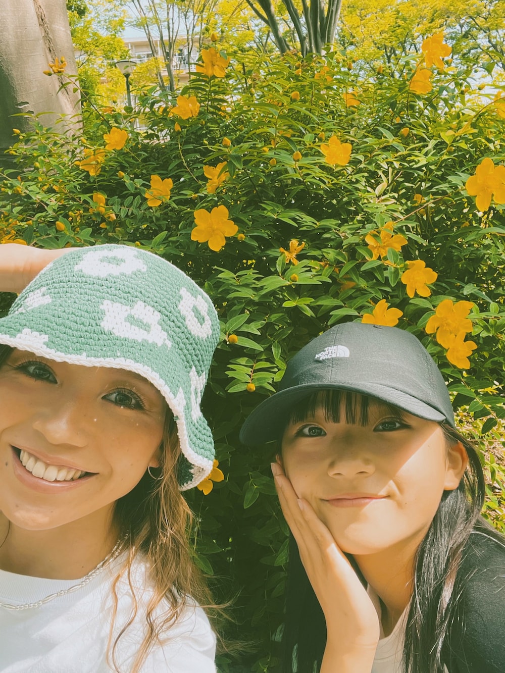 「大人カジュアル、夏コーデ、休日スタイル、花柄、バケットハット、白Tシャツ、デニム、オーバーオール、ラフ、サンダル、oofos、シンプルコーデ、ラクチンコーデ、カジュアル、おでかけコーデ」｜「SHEINのアイテム（ハット、グリーン系）」を使った、階上実穂さん（骨格ナチュラル・レディース・158cm）の夏コーディネートの2枚目の写真