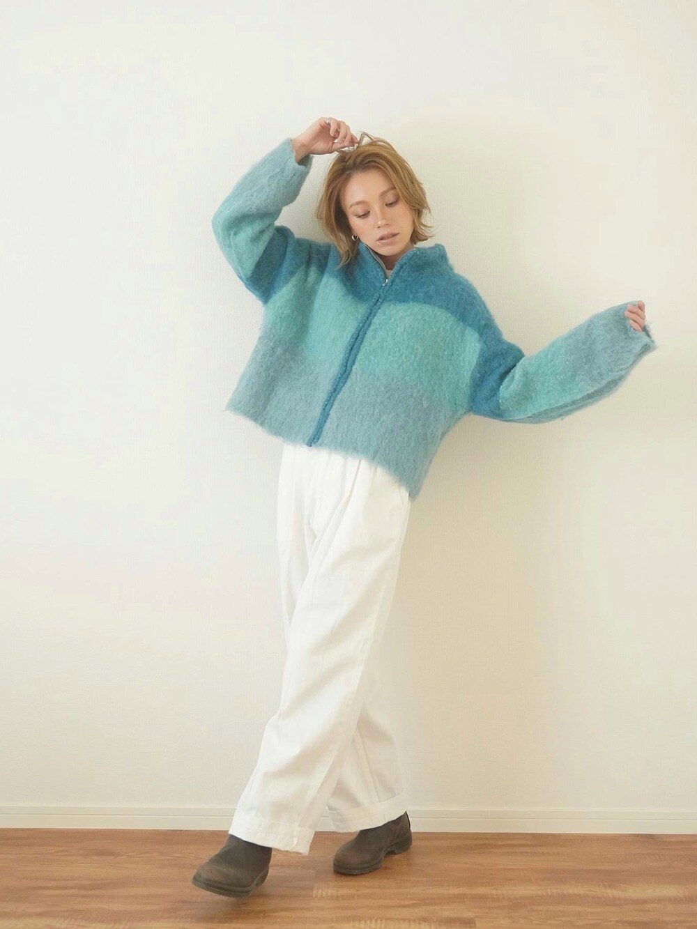 「秋コーデ、ブルー、カラーコーデ、ニットカーディガン、シャギーニット、ブルゾン、シンプルコーデ、秋服、ラクチンコーデ、ファッションを楽しもう、ラフ、大人カジュアル、30代コーデ、大人コーデ、オトナ女子」｜「M・A・Cの【M･A･C /マック】M･A･C ミネラライズ スキンフィニッシュ（フェイスパウダー、ベージュ系）」を使った、階上実穂さん（骨格ナチュラル・レディース・158cm）の秋コーディネートの2枚目の写真