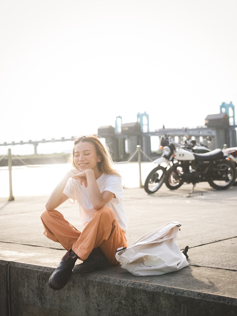「休日スタイル、夏コーデ、バイクスタイル、ロゴT、白Tシャツ、カラーパンツ、ペインターパンツ、ベイカーパンツ、オレンジ、大人カジュアル、シンプルコーデ、30代コーデ、オトナ女子、ブーツ、カラーコーデ」｜「WEST SUPPLYのアイテム（Tシャツ/カットソー、ホワイト系）」を使った、階上実穂さん（骨格ナチュラル・レディース・158cm）の夏コーディネートの5枚目の写真