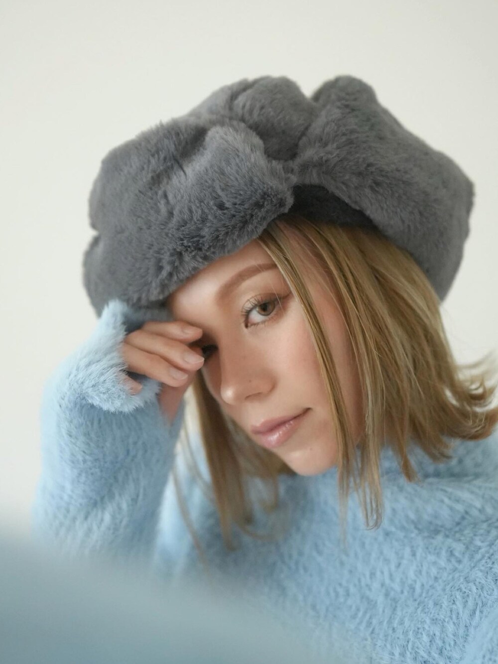 「冬コーデ、もこもこ、帽子、フライトキャップ、パイロットキャップ、防寒、カラーニット、ブルー、シャギーニット、冬のコーデ、カラーコーデ、大人かわいい、30代コーデ、コスメ、冬を彩る色いろコーデ」｜「Sun Vivianのアイテム（キャップ、グレー系）」を使った、階上実穂さん（骨格ナチュラル・レディース・158cm）の冬コーディネートの3枚目の写真
