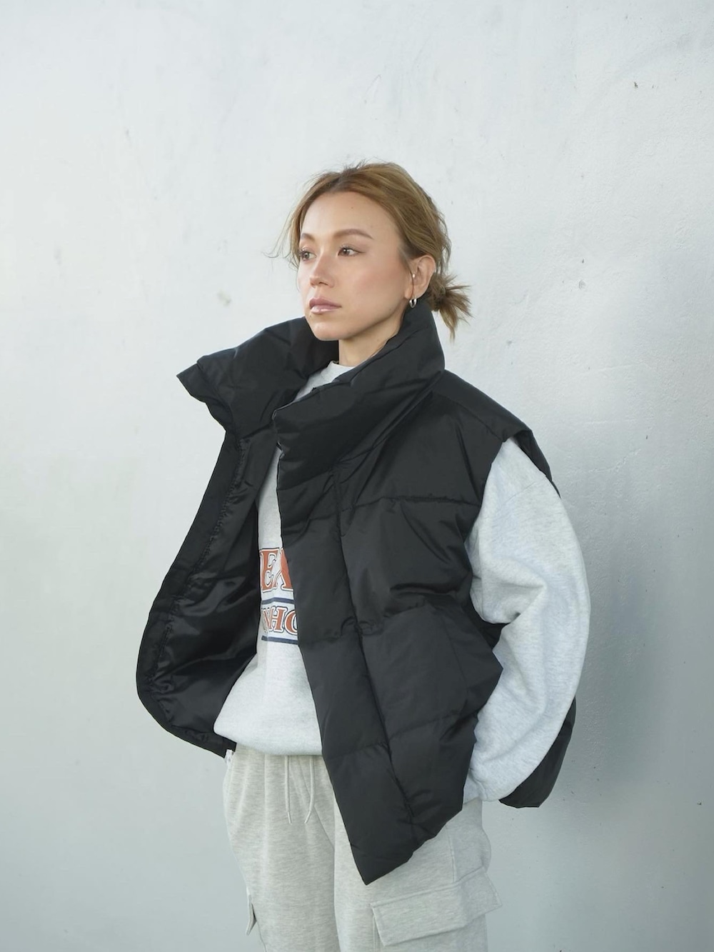 「秋冬コーデ、リラックススタイル、スウェット、ダウンベスト、スウェットパンツ、ブーツ、サイドゴアブーツ、厚底シューズ、スポーツミックス、ラフコーデ、オーバーサイズ、ラクチンコーデ、休日スタイル、ゆったりコーデ、冬コーデ」｜「Sun Vivianのアイテム（スウェットパンツ、グレー系）」を使った、階上実穂さん（骨格ナチュラル・レディース・158cm）の秋コーディネートの2枚目の写真