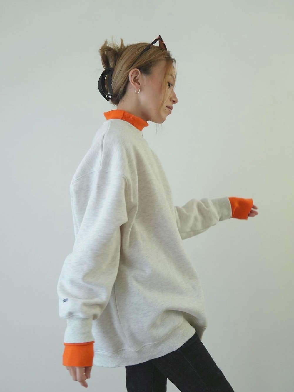 「秋冬コーデ、レイヤードスタイル、ハイネック、カラーニット、スウェット、オーバーサイズ、フレアパンツ、パンツスタイル、デニム、厚底シューズ、ブーツ、お出かけコーデ、オトナ女子、モノトーン、オトナカジュアル」｜「nuguのアイテム（ショルダーバッグ、グリーン系）」を使った、階上実穂さん（骨格ナチュラル・レディース・158cm）の秋コーディネートの3枚目の写真