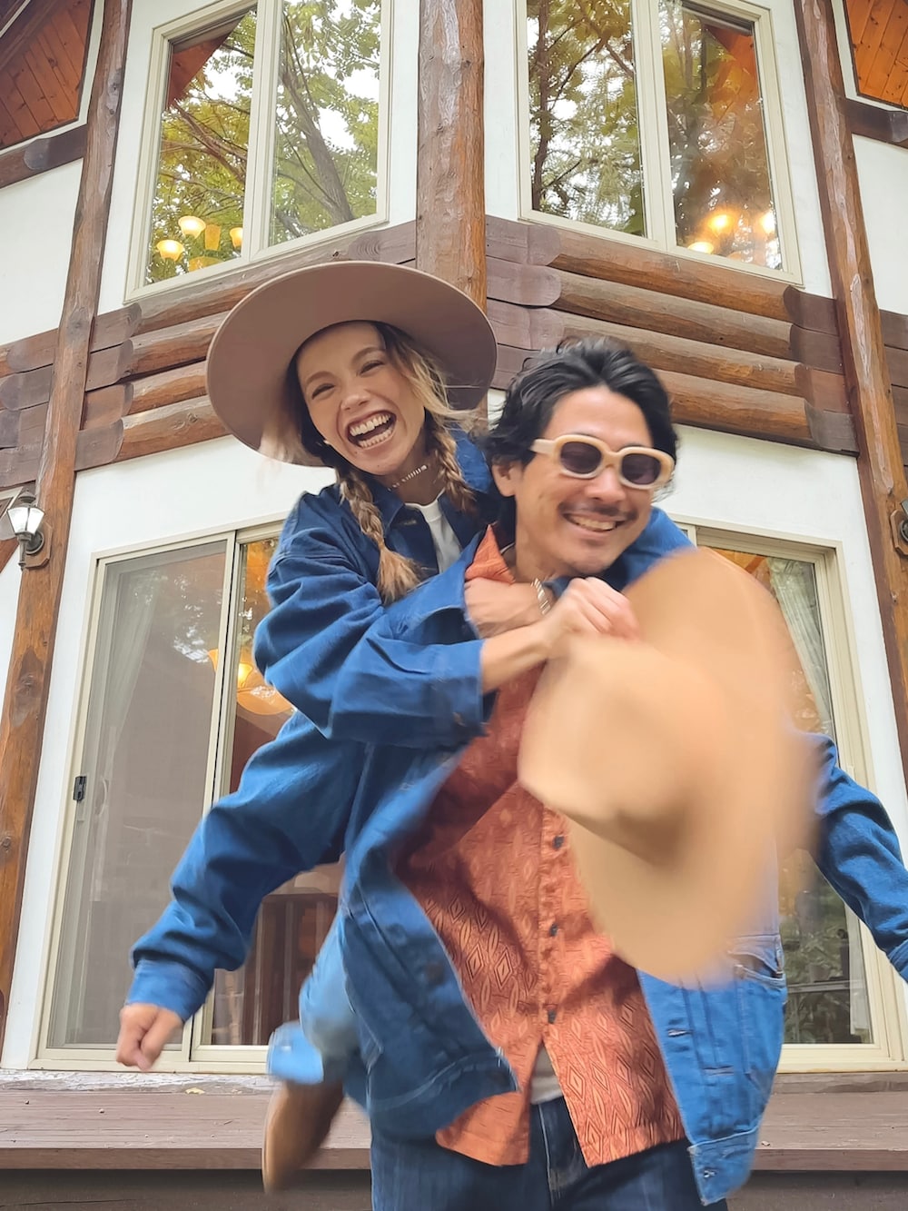 「秋コーデ、デニム、大人カジュアル、リンクコーデ、シミラールック、デニムジャケット、Levi's、古着、ウエスタンブーツ、パンツコーデ、デニムオンデニム、30代コーデ、オトナ女子、カジュアル、秋服準備はじめました」｜「Lack of Colorの【LACK of COLOR】ウールパイピングリボンハット（ハット、ベージュ系）」を使った、階上実穂さん（骨格ナチュラル・レディース・158cm）の秋コーディネートの2枚目の写真