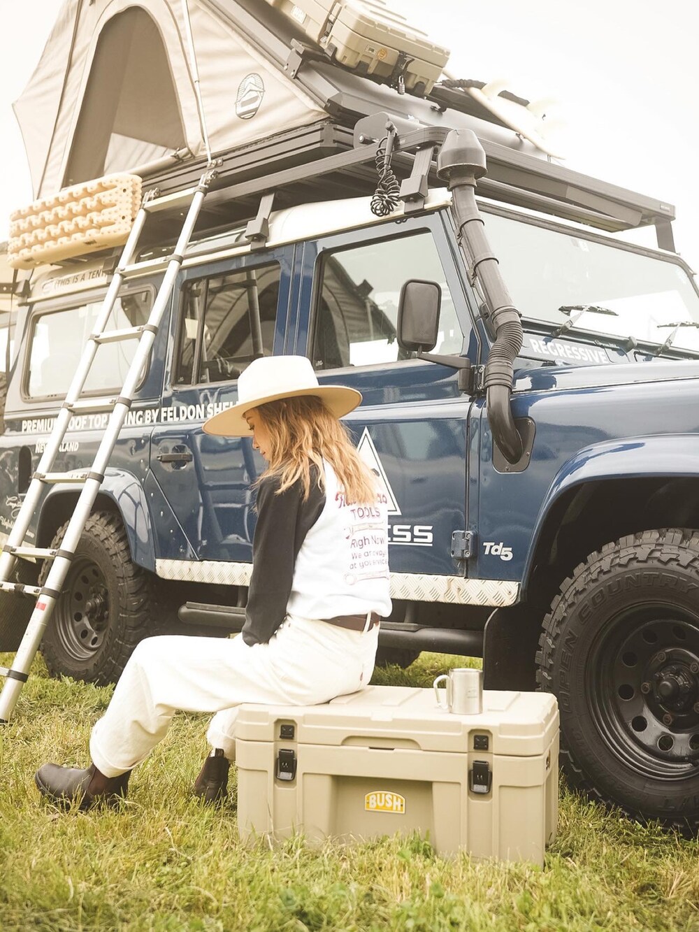 「大人カジュアル、アメカジ、ハット、バンダナ、ラグランTシャツ、パンツスタイル、ブーツ、blundstone、着回しコーデ、きれいめカジュアル、大人コーデ、アウトドアスタイル、キャンプ、オトナ女子、30代コーデ」｜「Lack of Colorのアイテム（ハット、ホワイト系）」を使った、階上実穂さん（骨格ナチュラル・レディース・158cm）の夏コーディネートの4枚目の写真