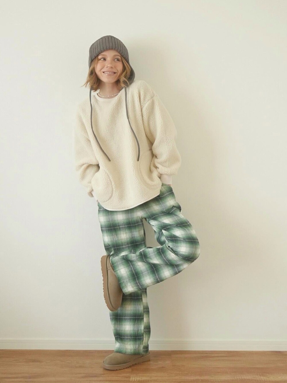 「おうちファッション、シンプルコーデ、あったかコーデ、冬コーデ、パンツスタイル、UNIQLO、プチプラ、チェックパンツ、ボア、フリース、スウェット、オトナカワイイ、30代コーデ、フライトキャップ、冬を彩る色いろコーデ」｜「SMELLYのリブニットフライトキャップ（ニットキャップ/ビーニー、ブラウン系）」を使った、階上実穂さん（骨格ナチュラル・レディース・158cm）の冬コーディネートの4枚目の写真