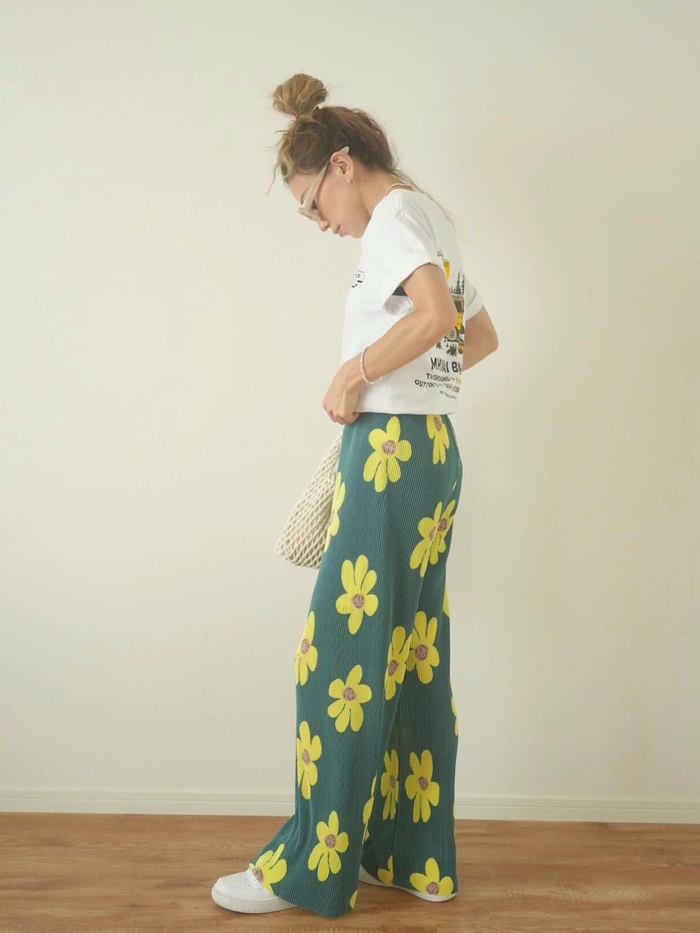 「夏コーデ、お出かけコーデ、みんなの白Tフェス、パンツコーデ、柄パンツ、花柄、プリーツパンツ、ラクチンコーデ、パンツスタイル、大人かわいい、30代コーデ、スニーカー、NIKE、ラフ、シンプルコーデ」｜「SHEINのアイテム（トートバッグ、ホワイト系）」を使った、階上実穂さん（骨格ナチュラル・レディース・158cm）の夏コーディネートの5枚目の写真