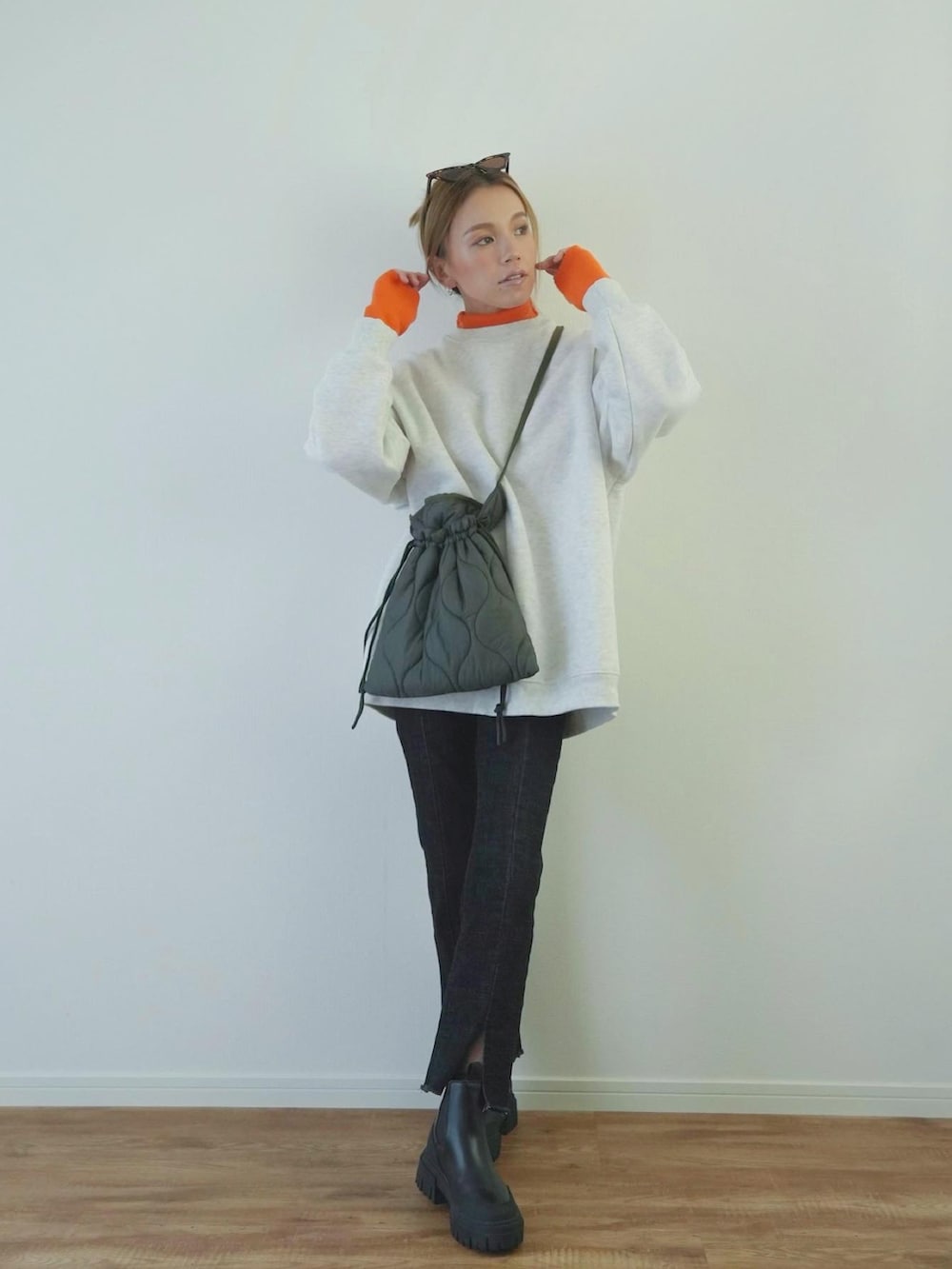 「秋冬コーデ、レイヤードスタイル、ハイネック、カラーニット、スウェット、オーバーサイズ、フレアパンツ、パンツスタイル、デニム、厚底シューズ、ブーツ、お出かけコーデ、オトナ女子、モノトーン、オトナカジュアル」｜「nuguのアイテム（ショルダーバッグ、グリーン系）」を使った、階上実穂さん（骨格ナチュラル・レディース・158cm）の秋コーディネートの4枚目の写真