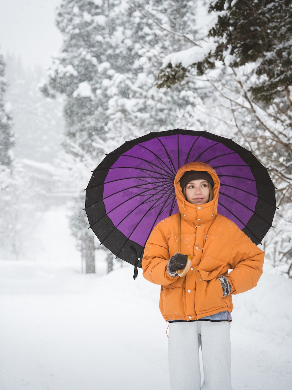 「冬コーデ、アウター、ダウンジャケット、オレンジ、スウェットパンツ、雪、ブーツ、SOREL、カラーコーデ、30代コーデ、防寒、シンプルスタイル、あったかコーデ、ゆるコーデ、リラックススタイル」｜「FREAK'S STOREのSORONAパディングリバーシブルジャケット/ソロナパディングリバーシブルジャケット（ダウンジャケット/コート、オレンジ系）」を使った、階上実穂さん（骨格ナチュラル・レディース・158cm）の冬コーディネートの5枚目の写真