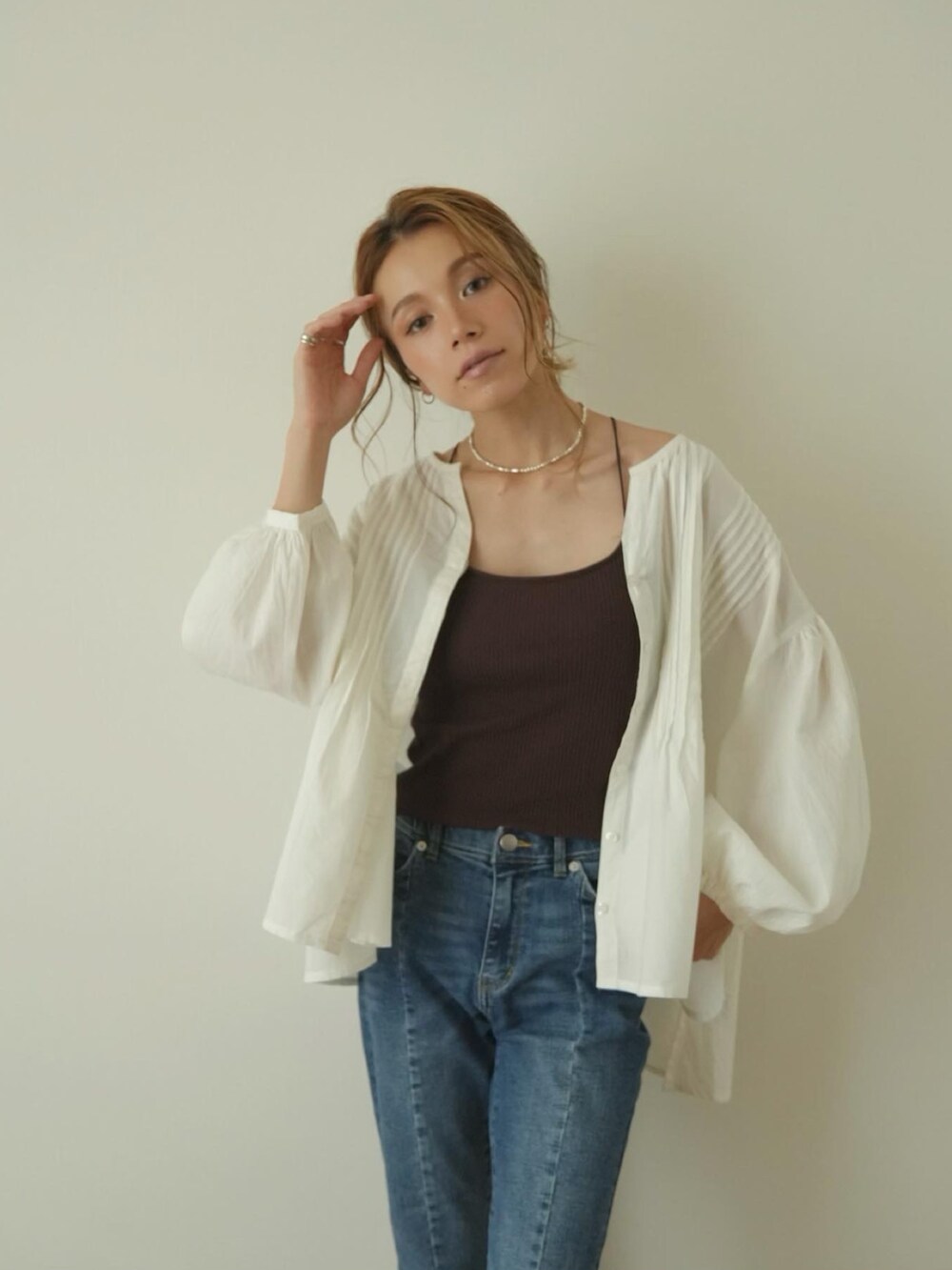 「大人カジュアル、オトナ女子、ブラウス、デニムパンツ、フレアパンツ、きれいめカジュアル、サンダルコーデ、ビーズバッグ、ミニバッグ、お出かけコーデ、パンツスタイル、カジュアルコーデ、大人コーデ、シャツスタイル、雨の日コーデ」｜「Sun Vivianのアイテム（シャツ/ブラウス、ホワイト系）」を使った、階上実穂さん（レディース・158cm）の夏コーディネートの5枚目の写真