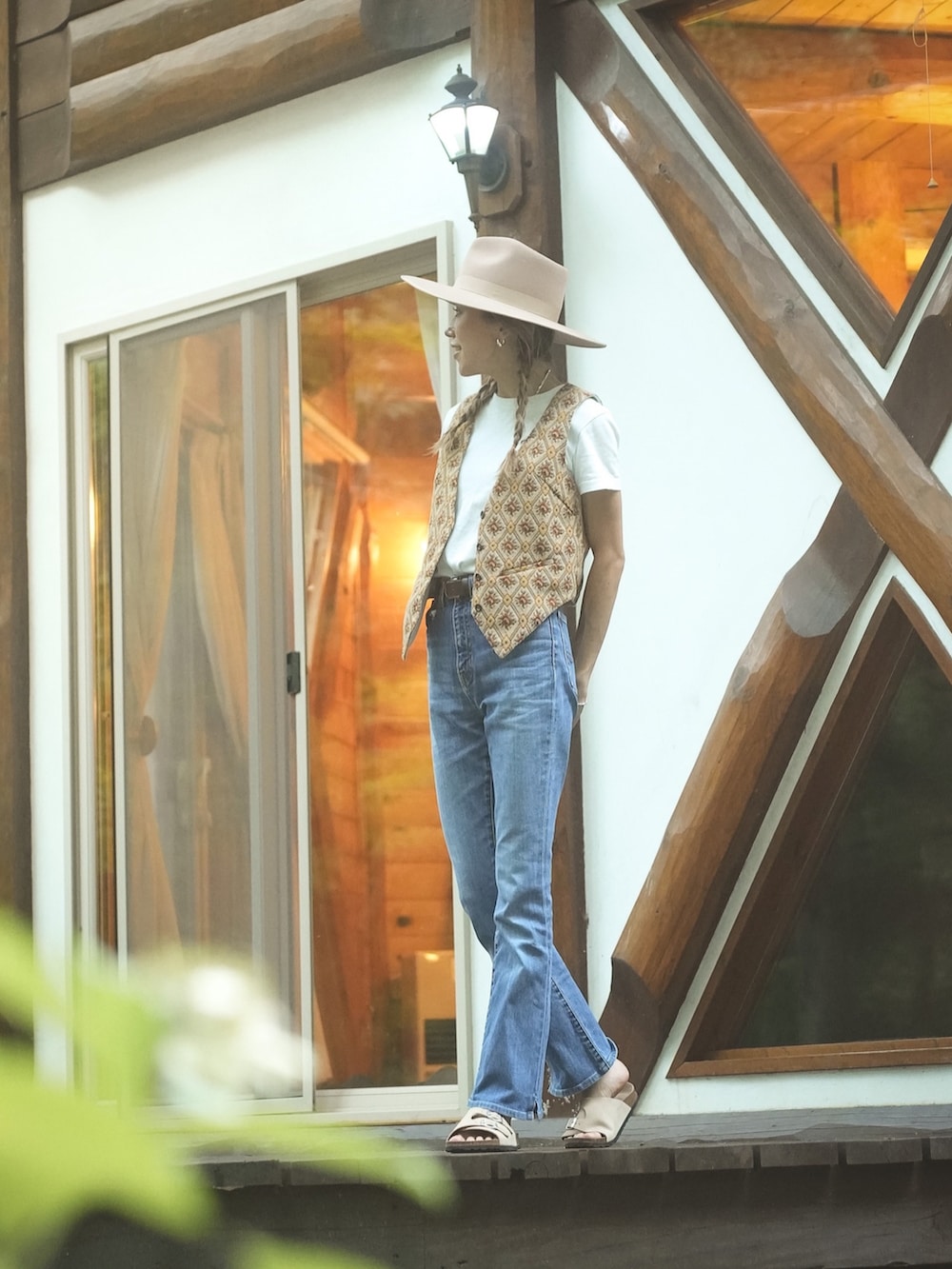 「秋コーデ、デニム、大人カジュアル、リンクコーデ、シミラールック、デニムジャケット、Levi's、古着、ウエスタンブーツ、パンツコーデ、デニムオンデニム、30代コーデ、オトナ女子、カジュアル、秋服準備はじめました」｜「Lack of Colorの【LACK of COLOR】ウールパイピングリボンハット（ハット、ベージュ系）」を使った、階上実穂さん（骨格ナチュラル・レディース・158cm）の秋コーディネートの5枚目の写真
