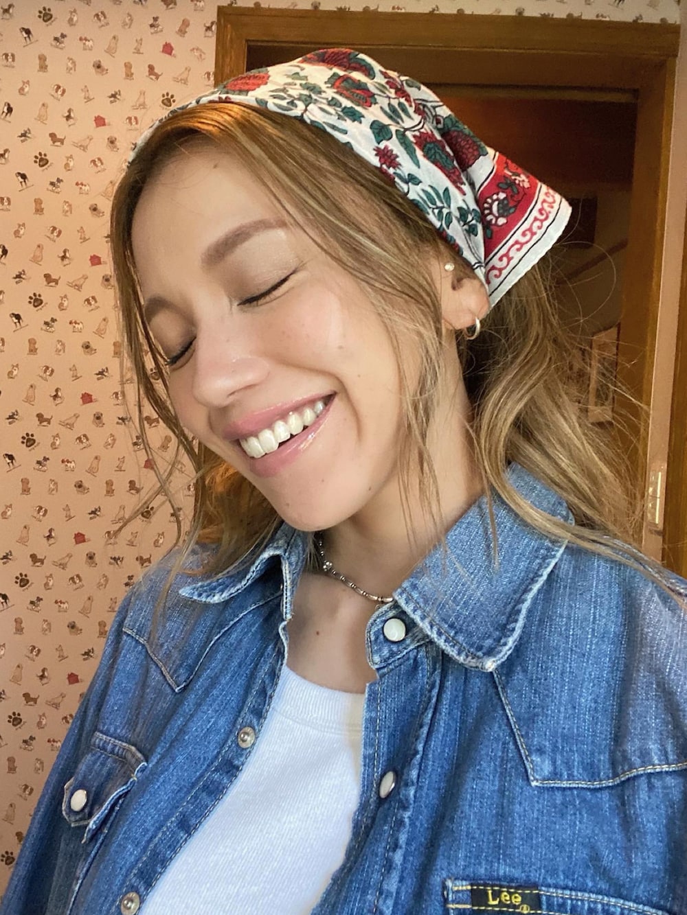 「大人カジュアル、90'sスタイル、デニムオンデニム、デニムシャツ、LEE、古着MIX、お散歩コーデ、軽井沢、休日スタイル、春夏コーデ、カジュアルコーデ、スニーカーコーデ、converse、オトナ女子、バンダナ」｜「studio CLIPのブロックプリント風ハンカチ（ハンカチ/ハンドタオル、レッド系）」を使った、階上実穂さん（レディース・158cm）の夏コーディネートの2枚目の写真