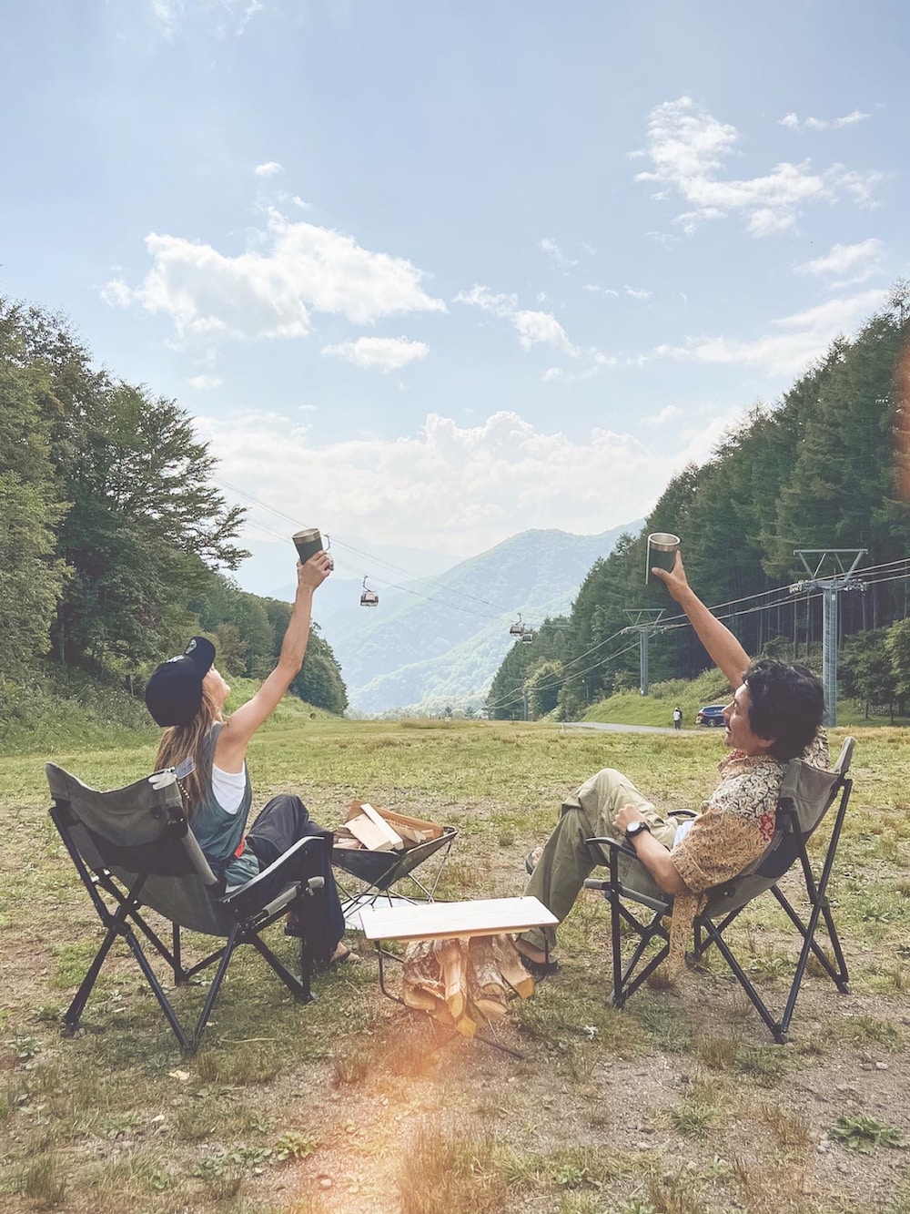 「アウトドアスタイル、キャンプ、夏コーデ、タンクトップ、レイヤードスタイル、カーゴパンツ、おでかけコーデ、アツいコーデ全部見せ、モノトーン、楽チンコーデ、ラフ、メンズライク、サンダル、ショルダーバッグ、30代コーデ」｜「Sun Vivianのアイテム（カーゴパンツ、ブラック系）」を使った、階上実穂さん（骨格ナチュラル・レディース・158cm）の夏コーディネートの5枚目の写真