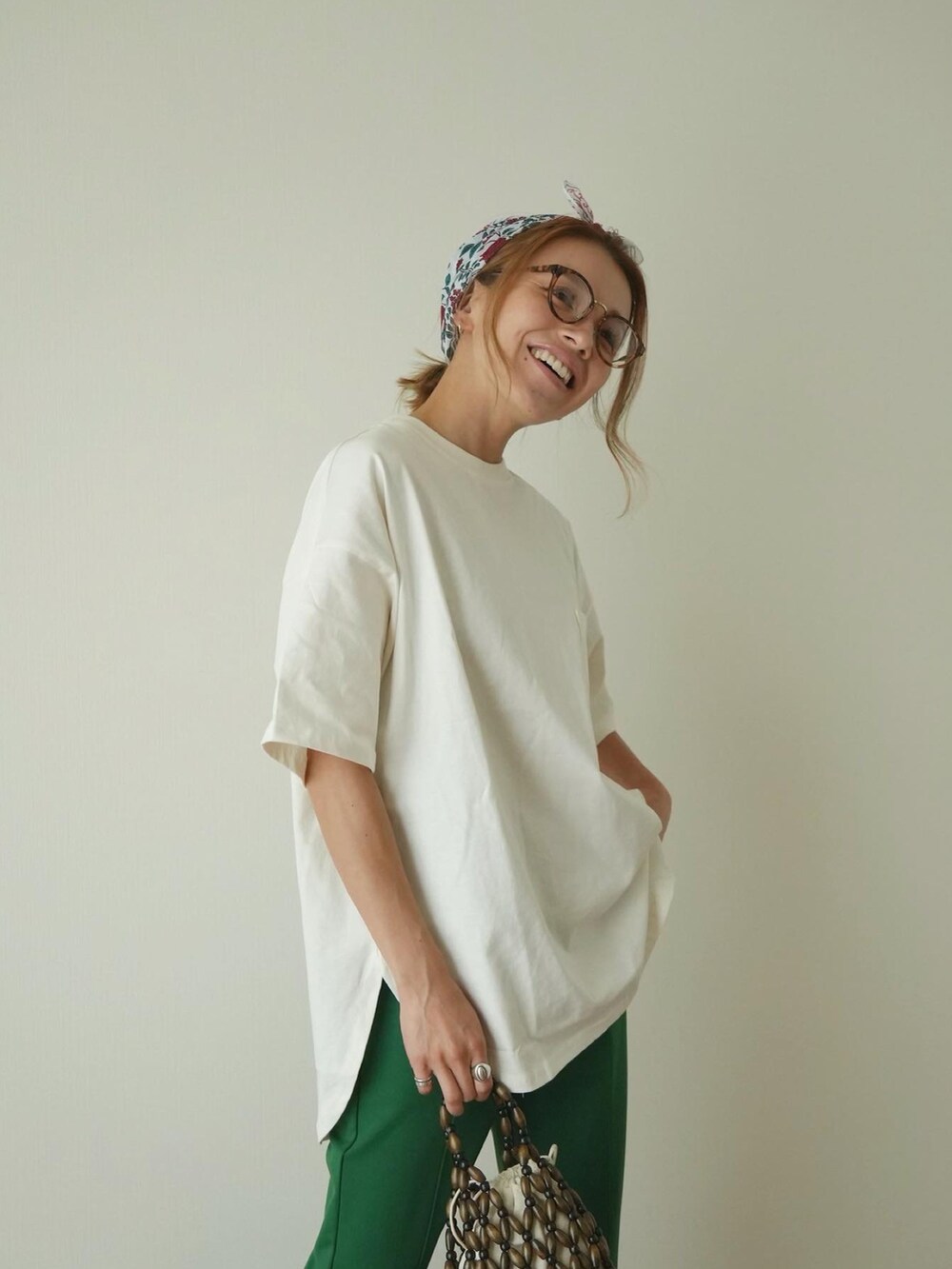 「ラフ、オトナ女子、バンダナ、ポケットＴシャツ、オーバーサイズ、ゆるコーデ、パンツスタイル、スリットパンツ、カラーパンツ、グリーン、シンプルコーデ、リラックススタイル、大人コーデ、着回しコーデ、ミニバッグ」｜「studio CLIPのブロックプリント風ハンカチ（ハンカチ/ハンドタオル、レッド系）」を使った、階上実穂さん（レディース・158cm）の夏コーディネートの3枚目の写真