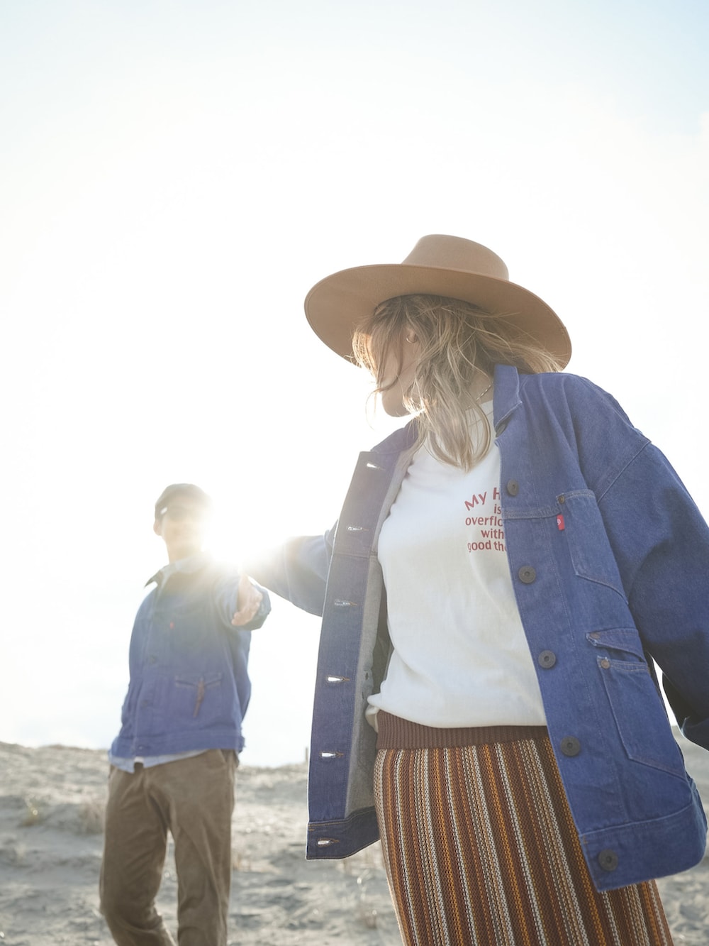 「春コーデ、デニムジャケット、Gジャン、Levi's、スカート、古着MIX、オトナ女子、ボヘミアン、お出かけコーデ、春、オトナカジュアル、休日スタイル、blundstone、リンクコーデ、おそろいコーデ」｜「Lack of Colorの【W】【it】【JB2】【Lack of Color】 ﾊｯﾄ（ハット、ブラウン系）」を使った、階上実穂さん（骨格ナチュラル・レディース・158cm）の春コーディネートの3枚目の写真