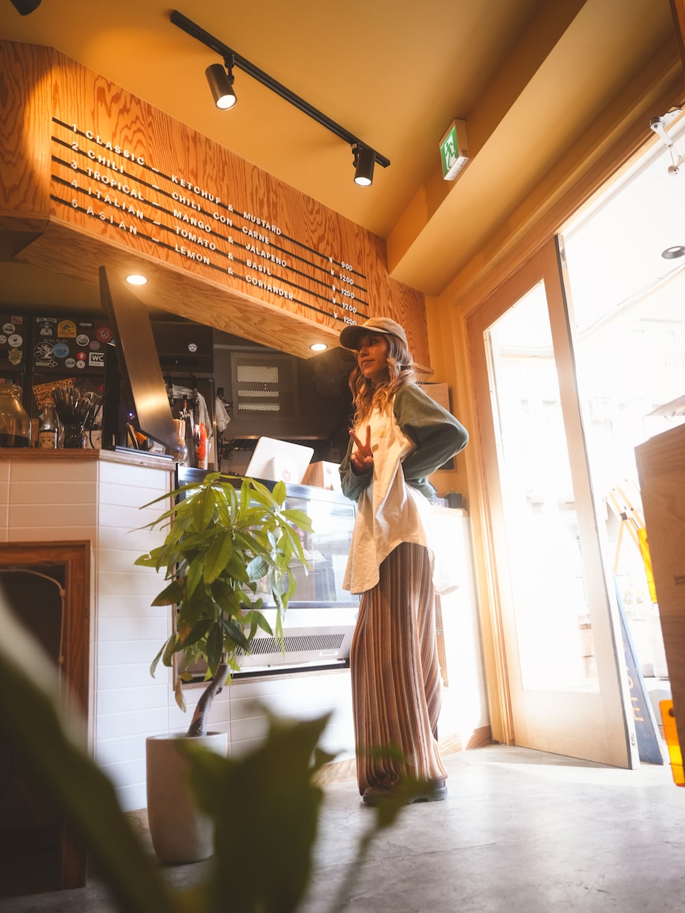 「冬コーデ、ワントーンコーデ、ブラウン、冬アウター、ボアジャケット、ニットスカート、真冬のあったかスタイル、古着MIX、ヴィンテージ、リンクコーデ、オトナ女子、レトロ、30代コーデ、ブーツスタイル、おでかけコーデ」｜「URBAN RESEARCH Sonny LabelのALPHA INDUSTRIES　W B3 FAKE MOUTON（ムートンコート、ブラウン系）」を使った、階上実穂さん（骨格ナチュラル・レディース・158cm）の冬コーディネートの4枚目の写真