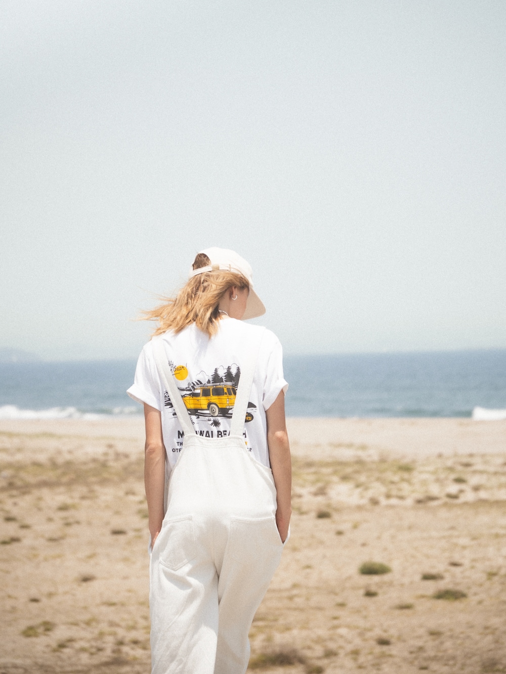 「大人カジュアル、夏コーデ、ワントーンコーデ、オールホワイト、ホワイトコーデ、夏だ！Tシャツ着よう！、白Tシャツ、オーバーオール、楽チンコーデ、パンツスタイル、アウトドアスタイル、スニーカーコーデ、アメカジ、大人コーデ、さらっと晴れやかスナップ」｜「FELDON SHELTERのアイテム（キャップ、ホワイト系）」を使った、階上実穂さん（骨格ナチュラル・レディース・158cm）の夏コーディネートの2枚目の写真