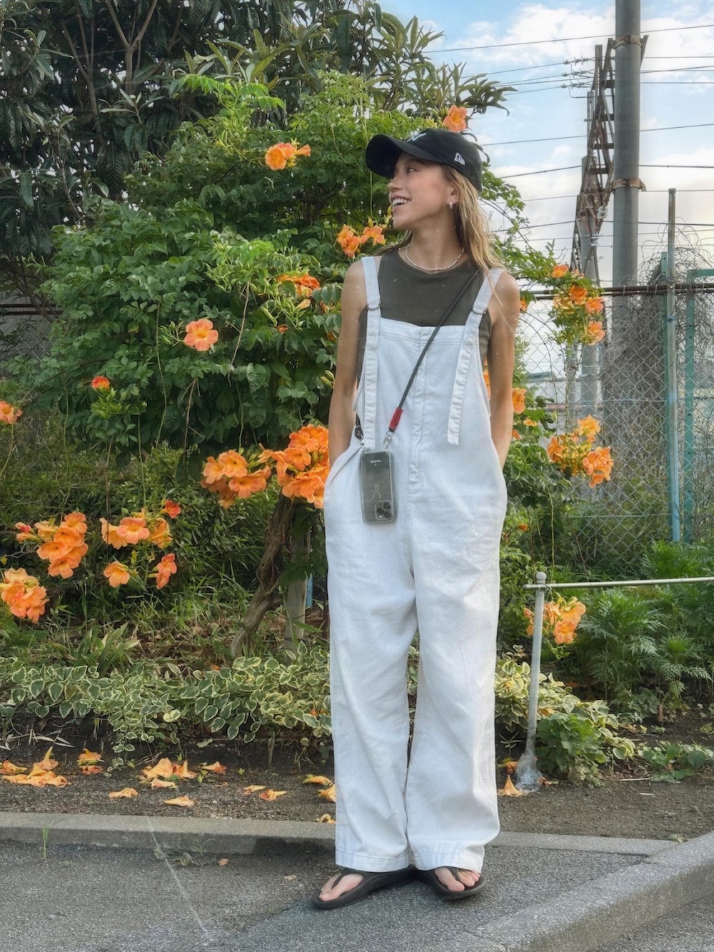 「休日スタイル、夏コーデ、オーバーオール、サロペット、タンクトップ、ootd、今日のコスメと服、アツいコーデ全部見せ、30代コーデ、キャップ、ラクチンコーデ、シンプルコーデ、オトナ女子、大人カジュアル、ラフ」｜「Sun Vivianのアイテム（サロペット/オーバーオール、ホワイト系）」を使った、階上実穂さん（骨格ナチュラル・レディース・158cm）の夏コーディネートの3枚目の写真