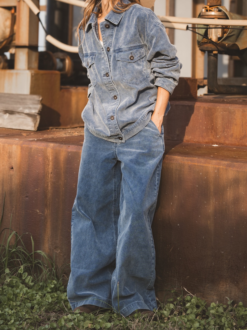 ブルー系のジャケット/アウター、ブルー系のパンツ、ブラウン系のレインシューズを着用したレディースの秋コーディネートの3枚目の写真