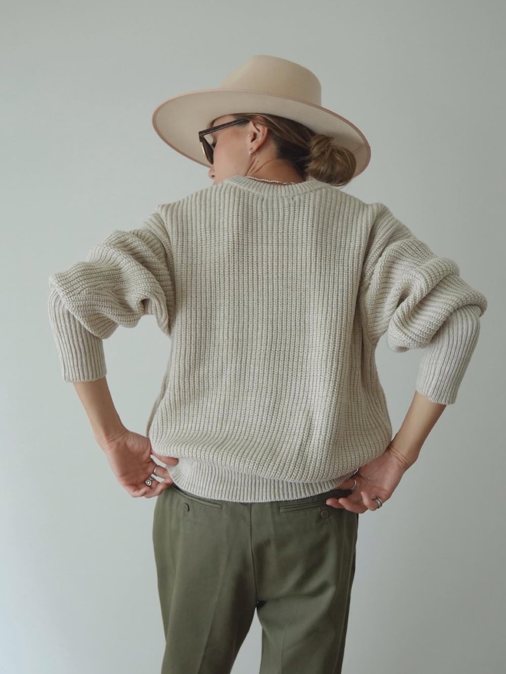 「秋服コーデ、ニット、パンツスタイル、ワークパンツ、Dickies、チノパン、オトナ女子、アースカラー、ナチュラル、秋ルック紹介するよ、古着MIX、メンズライク、ブーツ、秋、大人コーデ」｜「Sun Vivianのアイテム（ニット/セーター、ベージュ系）」を使った、階上実穂さん（骨格ナチュラル・レディース・158cm）の秋コーディネートの5枚目の写真