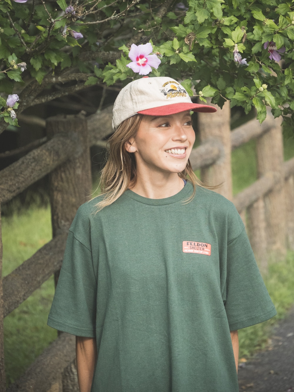 「アウトドアスタイル、キャンプ、オーバーサイズ、ゆるコーデ、Tシャツ、プリントT、アツいコーデ全部見せ、ラクチンコーデ、30代コーデ、ラフ、シンプル、夏コーデ、大人コーデ、お出かけコーデ、アウトドアコーデ」｜「FELDON SHELTERのアイテム（Tシャツ/カットソー、グリーン系）」を使った、階上実穂さん（骨格ナチュラル・レディース・158cm）の夏コーディネートの4枚目の写真