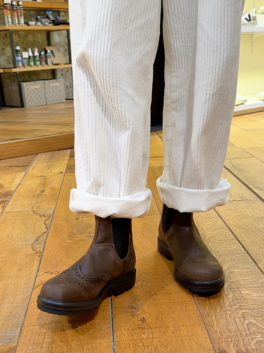 「休日スタイル、冬アウター、オレンジ、コーデュロイパンツ、パンツスタイル、レトロ、冬コーデ、30代コーデ、オトナ女子、ootd、ゆるコーデ、カラーコーデ、ラクチンコーデ、ブーツ、blundstone」｜「EVRISのGEOMETRY FRAME サングラス（サングラス、ブラウン系）」を使った、階上実穂さん（レディース・158cm）の冬コーディネートの2枚目の写真