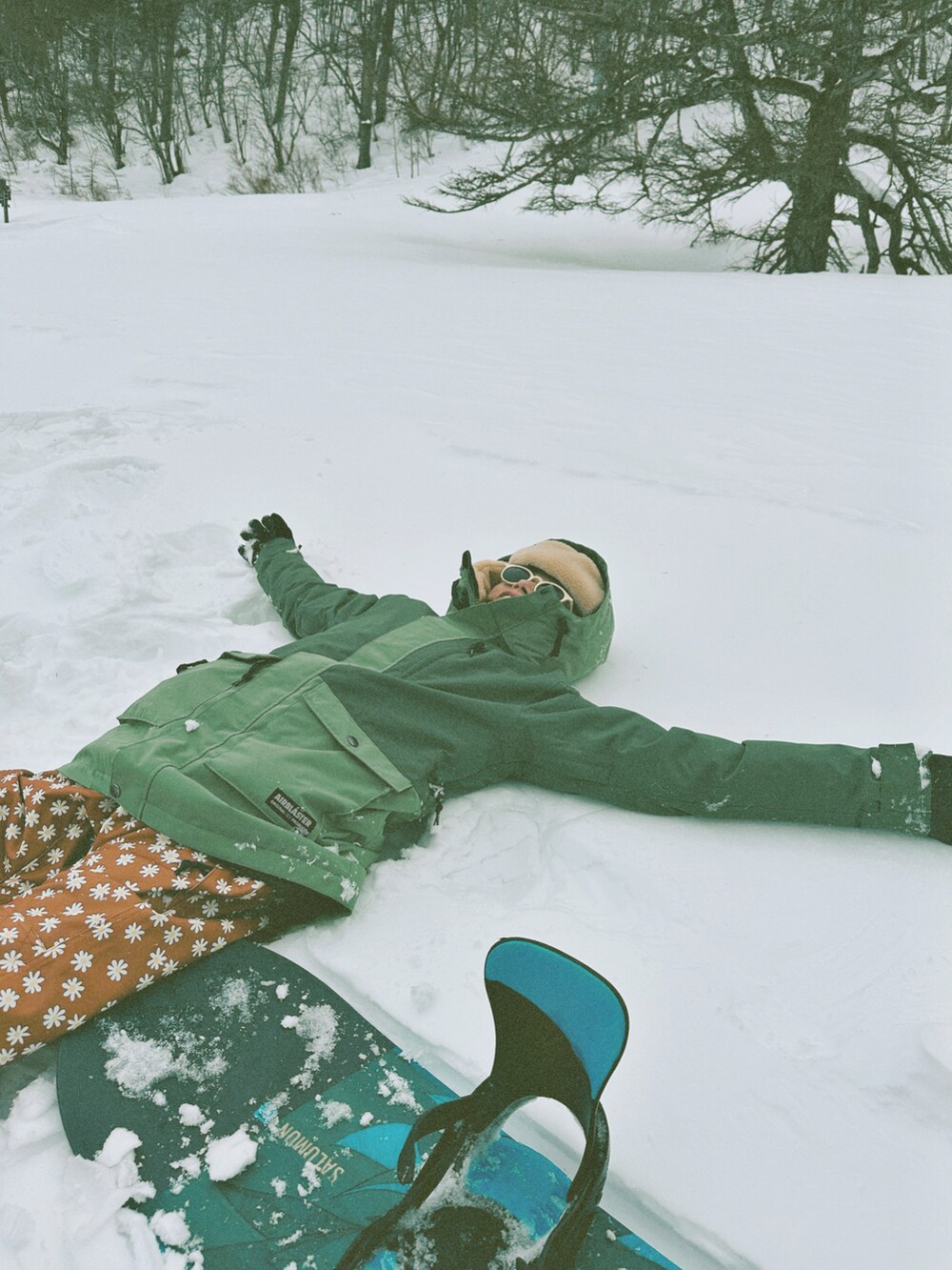 「冬コーデ、雪、雪山、アウトドア、アウトドアスタイル、スノーボード、スノボ、あったかコーデ、カラーコーデ、冬、派手、花柄、オーバーオール、冬アウター、ほめられ本命コーデ」｜「AIRBLASTERのアイテム（ジャケット/アウター、グリーン系）」を使った、階上実穂さん（骨格ナチュラル・レディース・158cm）の冬コーディネートの5枚目の写真