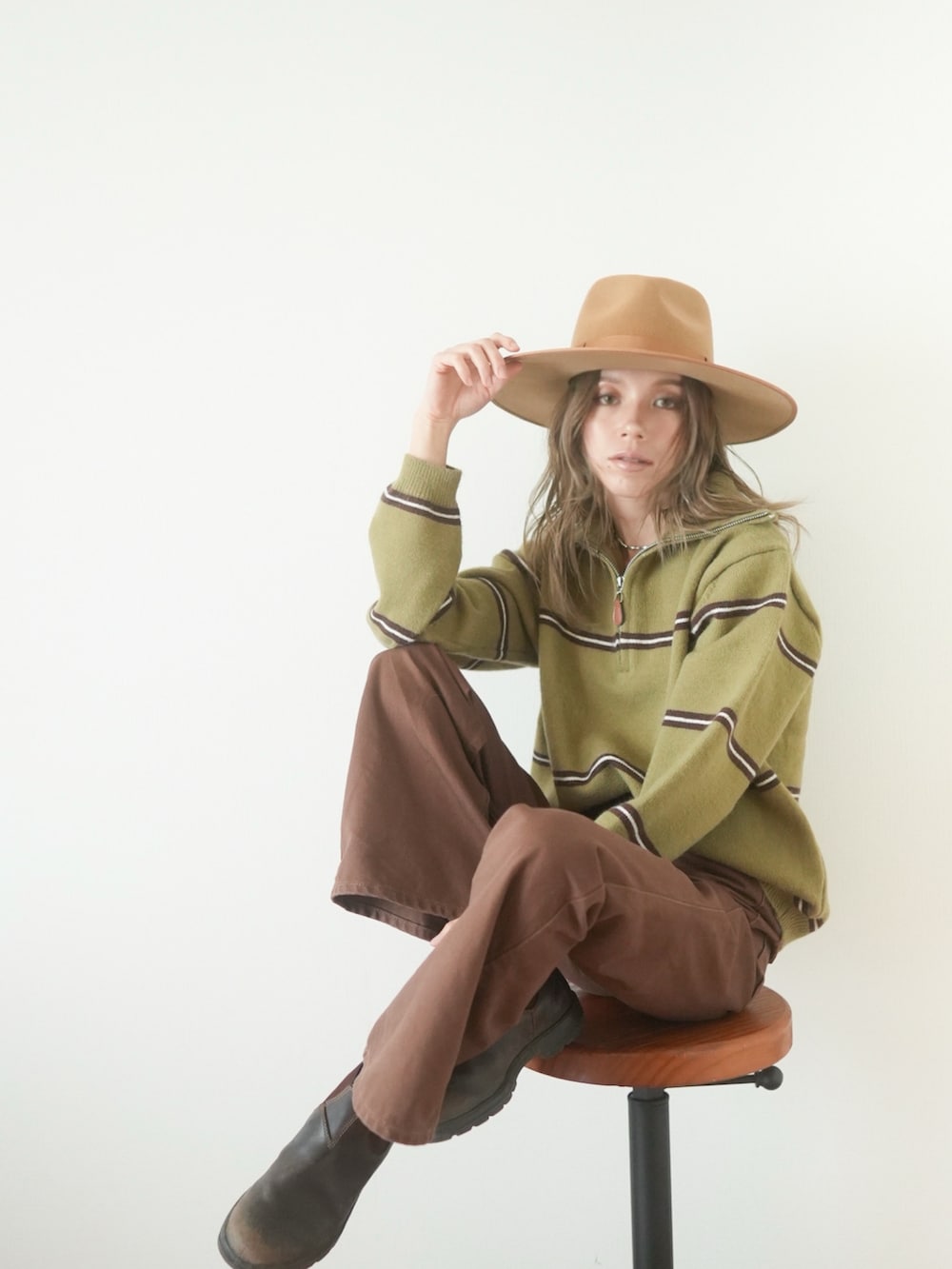 「秋コーデ、ヴィンテージ、レトロ、オトナ女子、日常に魔法を、ハーフジップ、ニット、アースカラー、大人カジュアル、30代コーデ、フレアパンツ、ブラウン、ブーツ、blundstone、大人コーデ」｜「Lack of Colorの【W】【it】【JB2】【Lack of Color】 ﾊｯﾄ（ハット、ブラウン系）」を使った、階上実穂さん（レディース・158cm）の秋コーディネートの4枚目の写真