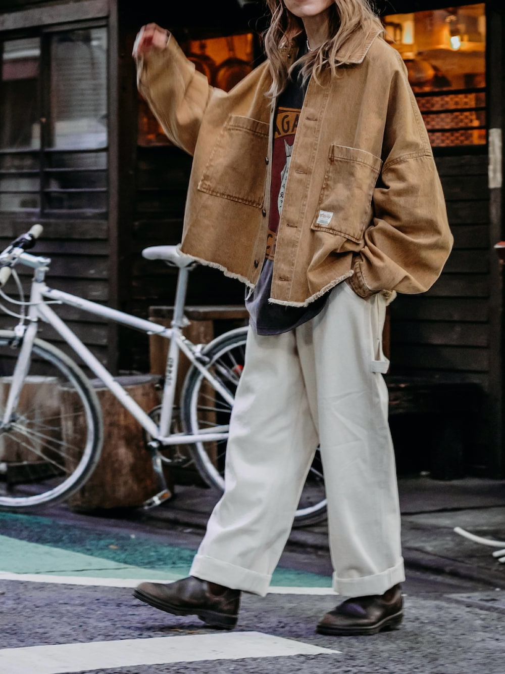 「春コーデ、大人カジュアル、ジャケット、メンズライク、ゆるコーデ、Tシャツ、プリントT、オーバーサイズ、30代コーデ、お出かけコーデ、カジュアルスタイル、ミッシュマッシュ、ホワイト、ヴィンテージ、パンツコーデ」｜「Sun Vivianのアイテム（デニムジャケット、イエロー系）」を使った、階上実穂さん（骨格ナチュラル・レディース・158cm）の春コーディネートの5枚目の写真